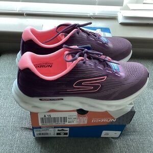 Skechers Women's GO RUN Swirl Tech Speed Running Sneakers, size 9